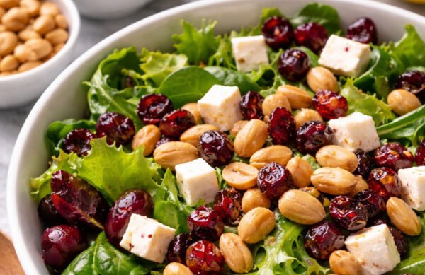 Ensalada tibia con maní salado y arándanos secos